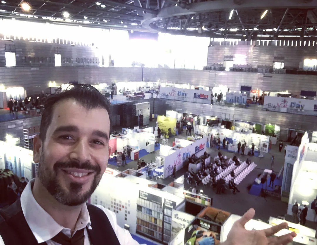 Andrés Madruga en la feria de BigMat, con el pabellón lleno detrás