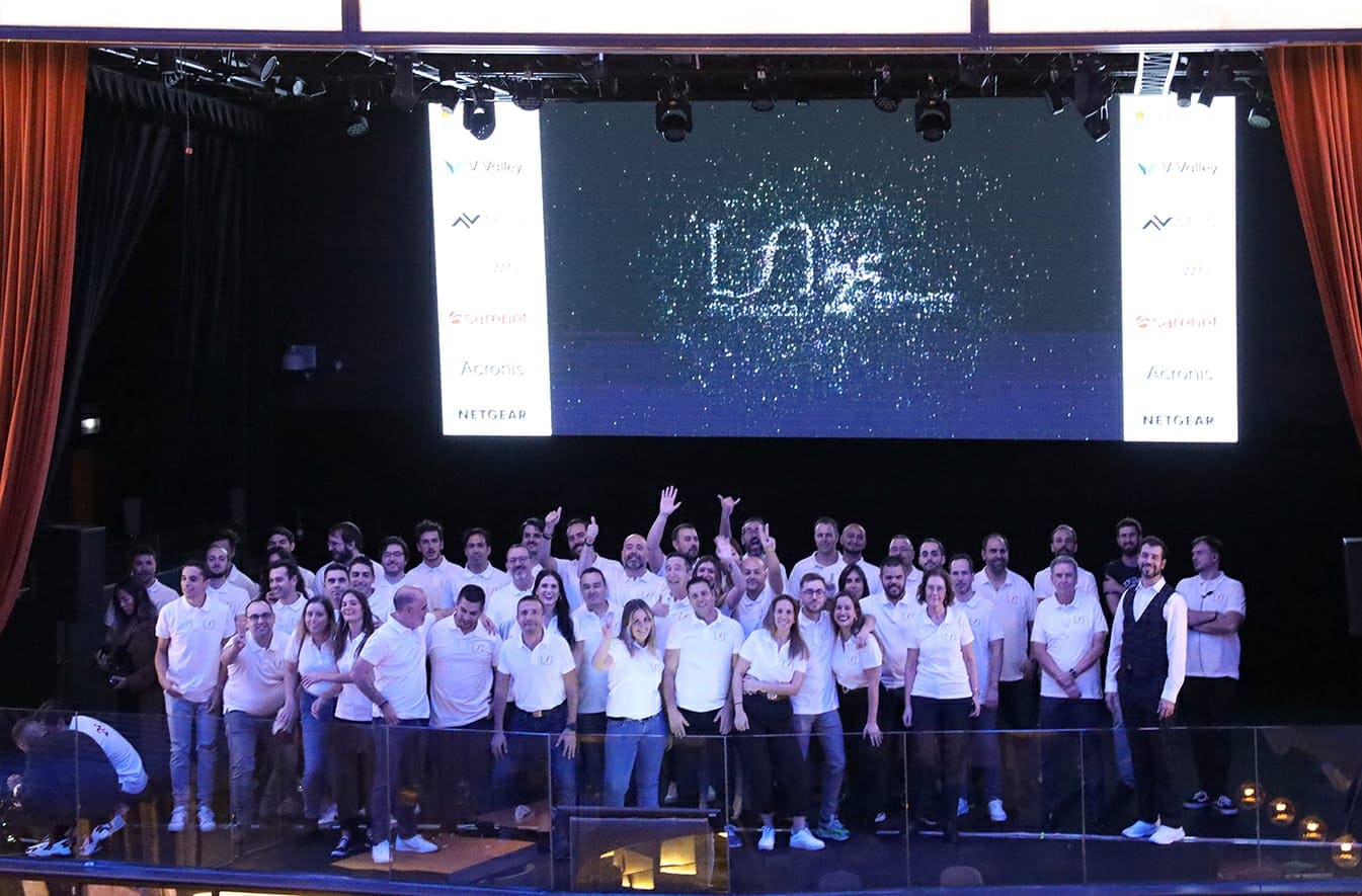 Equipo de Fontventa en el escenario de su 25 aniversario
