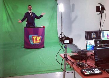 Andrés Madruga presentando en plató con croma para un evento online